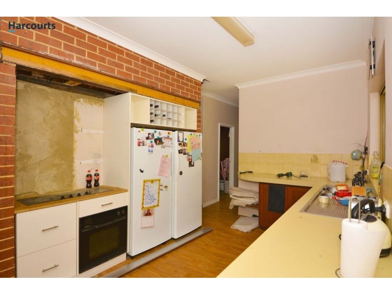 264 Neaves Road, Mariginiup WA 6078