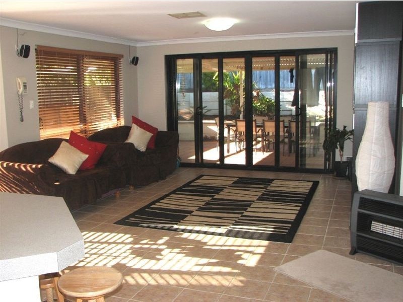 4 Lamas Grove, Landsdale WA 6065