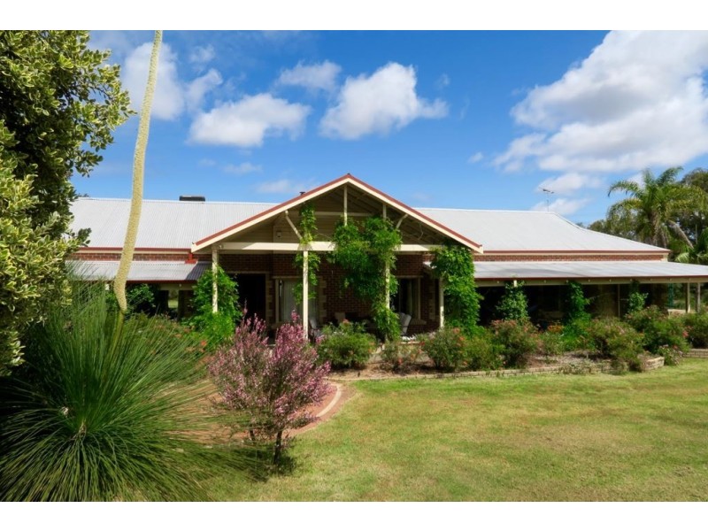 90 Rustic Gardens, Carramar WA 6031