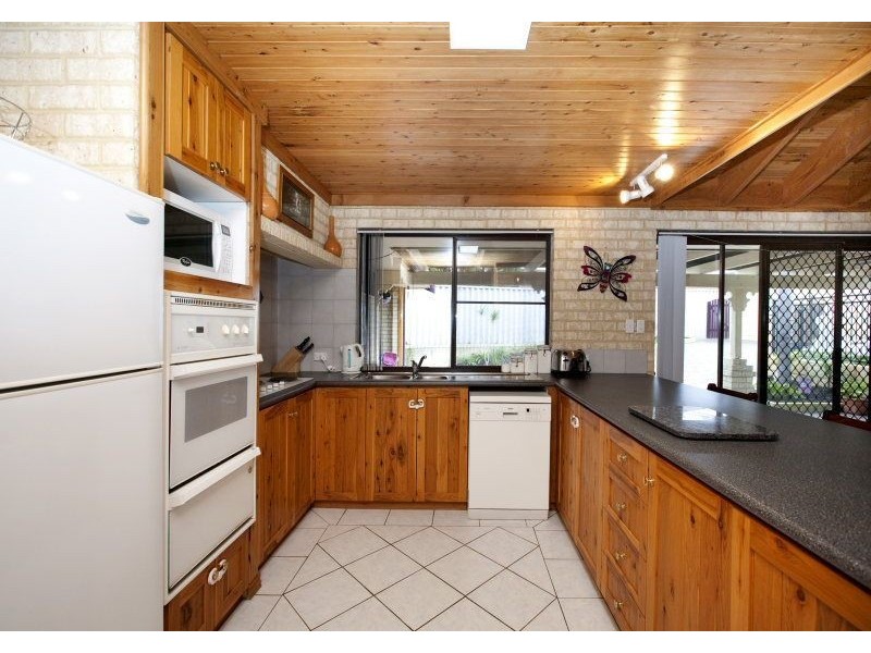 16 Blair Grove, Kinross WA 6028