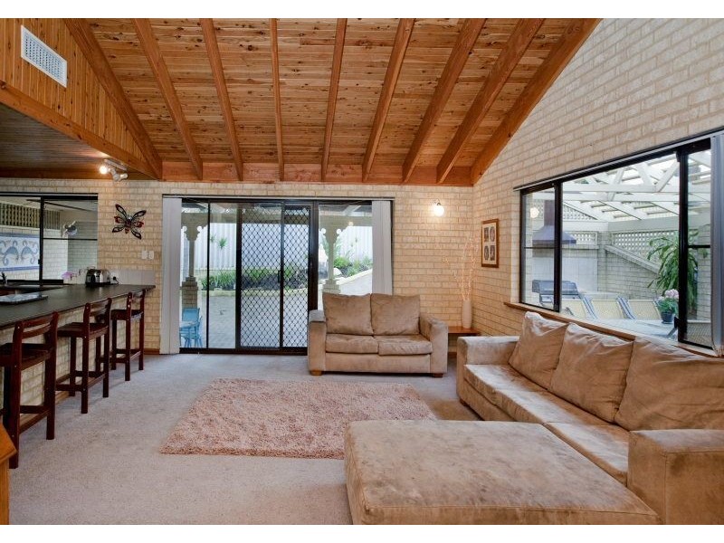 16 Blair Grove, Kinross WA 6028