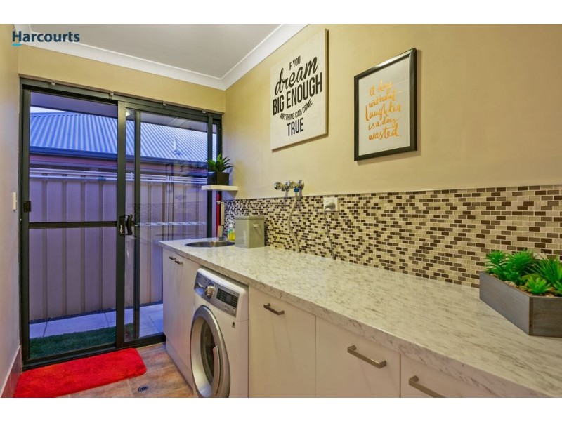 8 Strathalbyn Loop, Carramar WA 6031