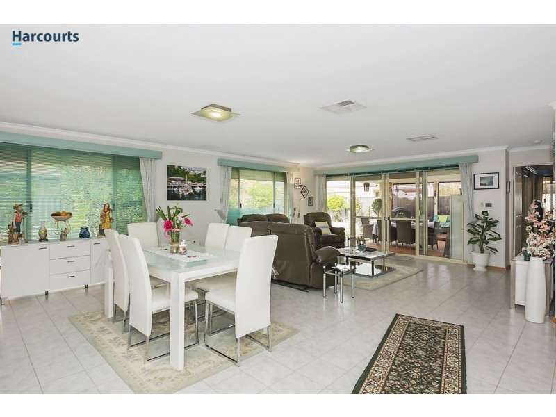 4 Rosette Place, Piara Waters WA 6112