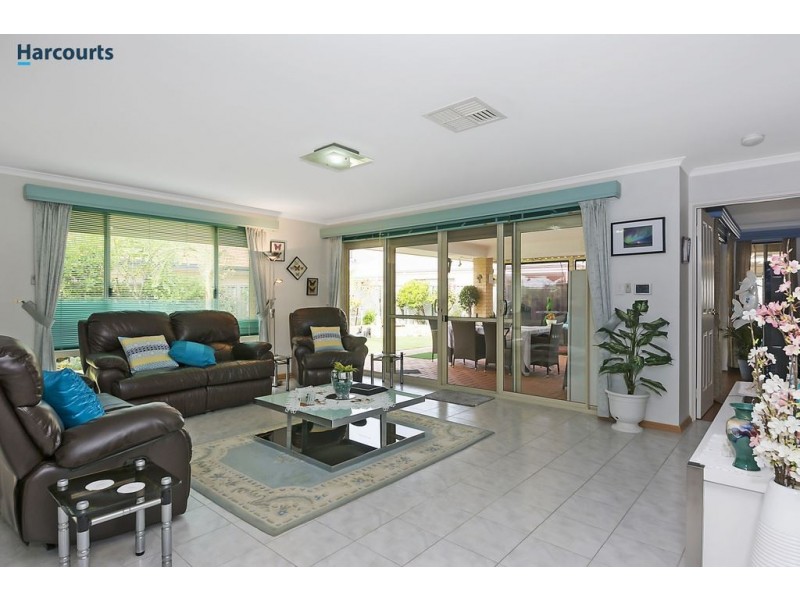 4 Rosette Place, Piara Waters WA 6112