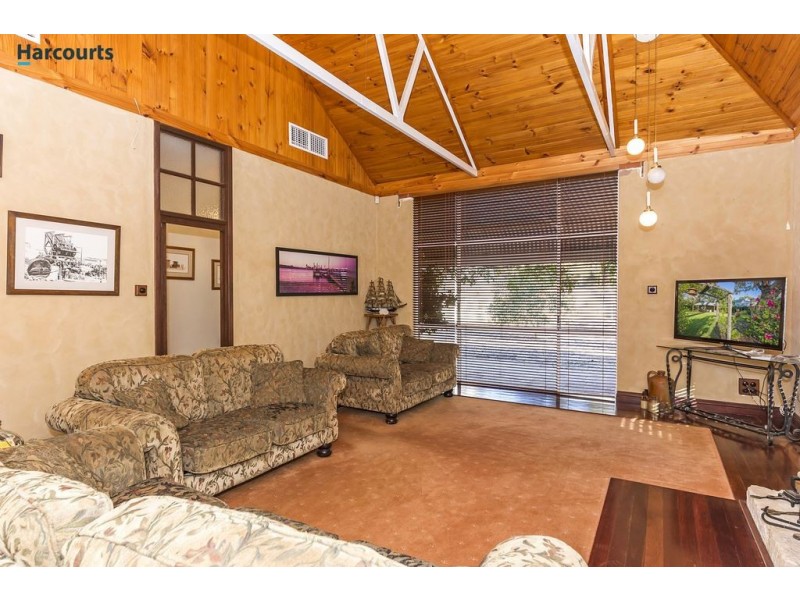 71 Bushland Retreat, Carramar WA 6031