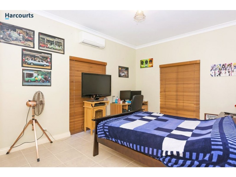 71 Bushland Retreat, Carramar WA 6031