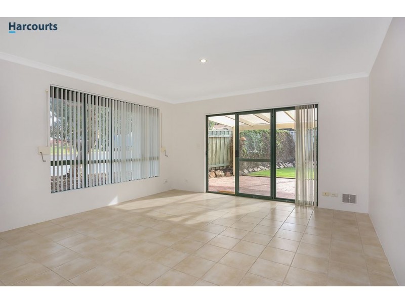 8 Renfrew Gardens, Kinross WA 6028