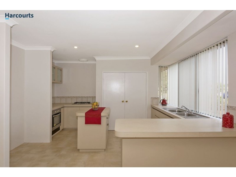 8 Renfrew Gardens, Kinross WA 6028