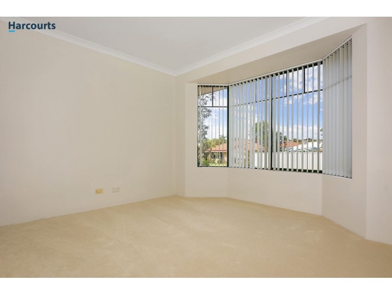 8 Renfrew Gardens, Kinross WA 6028