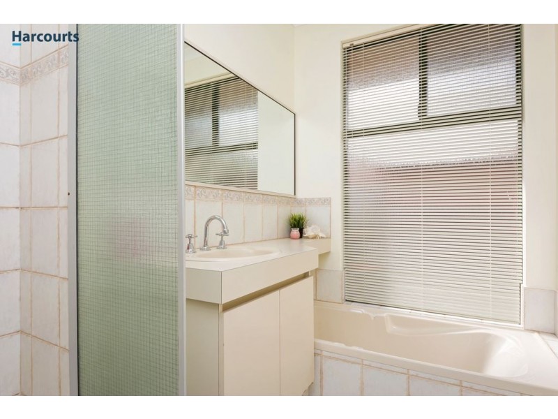 8 Renfrew Gardens, Kinross WA 6028