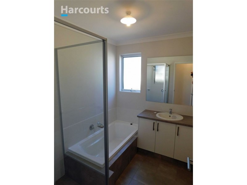 32 Belcastro Way, Madeley WA 6065