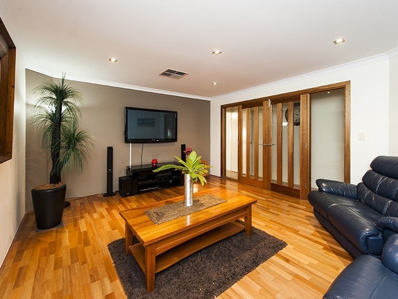 8 Brooklyn Avenue, Pearsall WA 6065