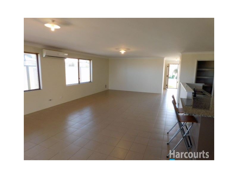 2 Shiralee Bend, Carramar WA 6031