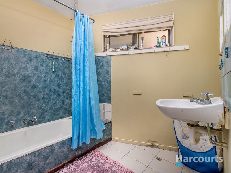 16 Dhu Street, Guilderton WA 6041