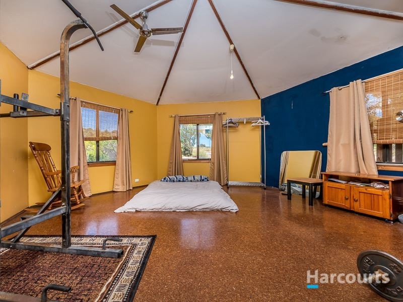 16 Dhu Street, Guilderton WA 6041