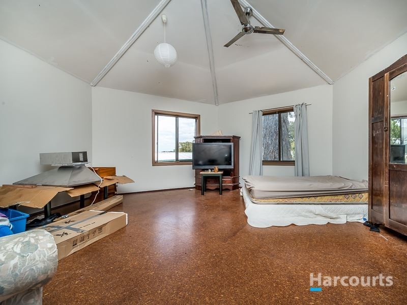 16 Dhu Street, Guilderton WA 6041