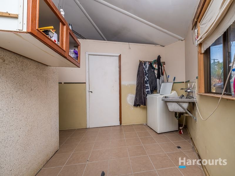 16 Dhu Street, Guilderton WA 6041