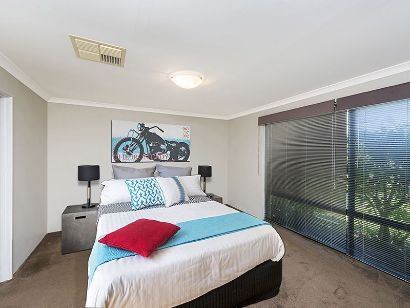 9 Kansas Lane, Hocking WA 6065