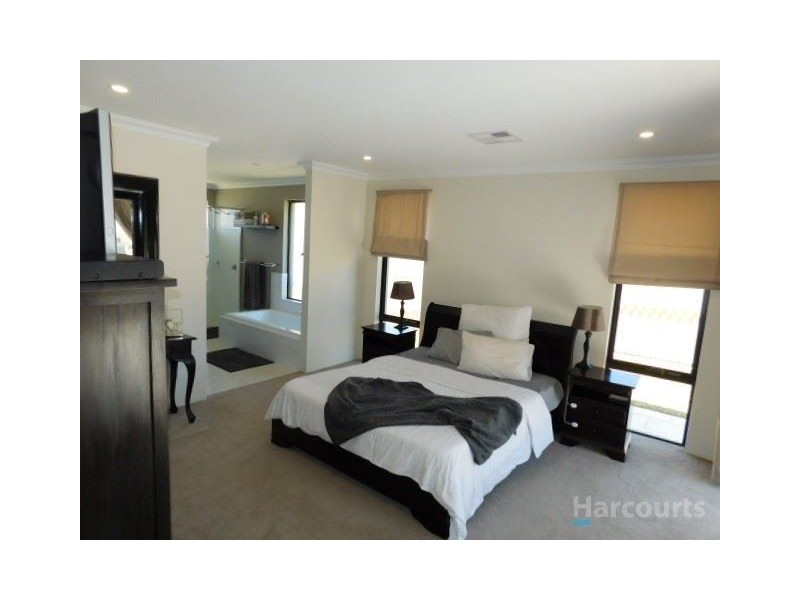 45 Liriope Parkway, Sinagra WA 6065