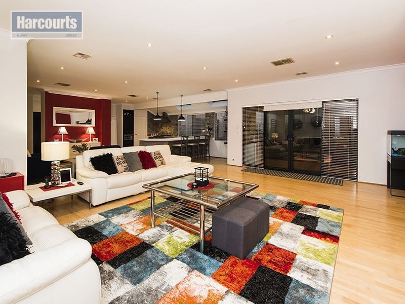 4 Chesterfield Avenue, Hocking WA 6065