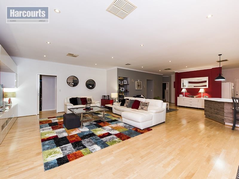 4 Chesterfield Avenue, Hocking WA 6065