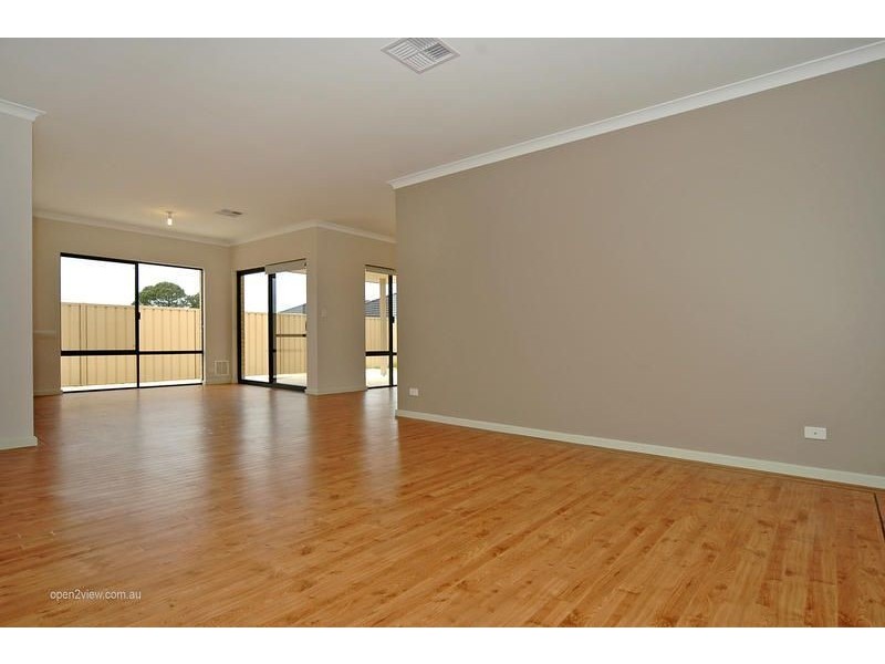 4 Paris Gardens, Hocking WA 6065