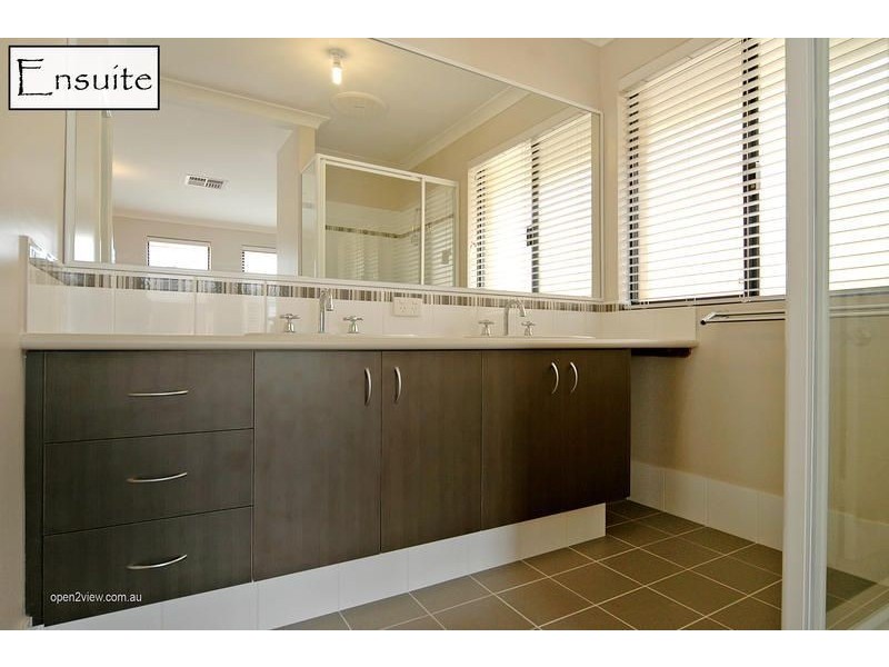 4 Paris Gardens, Hocking WA 6065