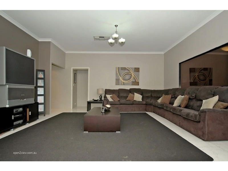 18 Raeburn Crescent, Landsdale WA 6065