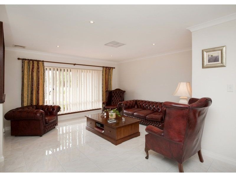 12 Rosneath Terrace, Kinross WA 6028