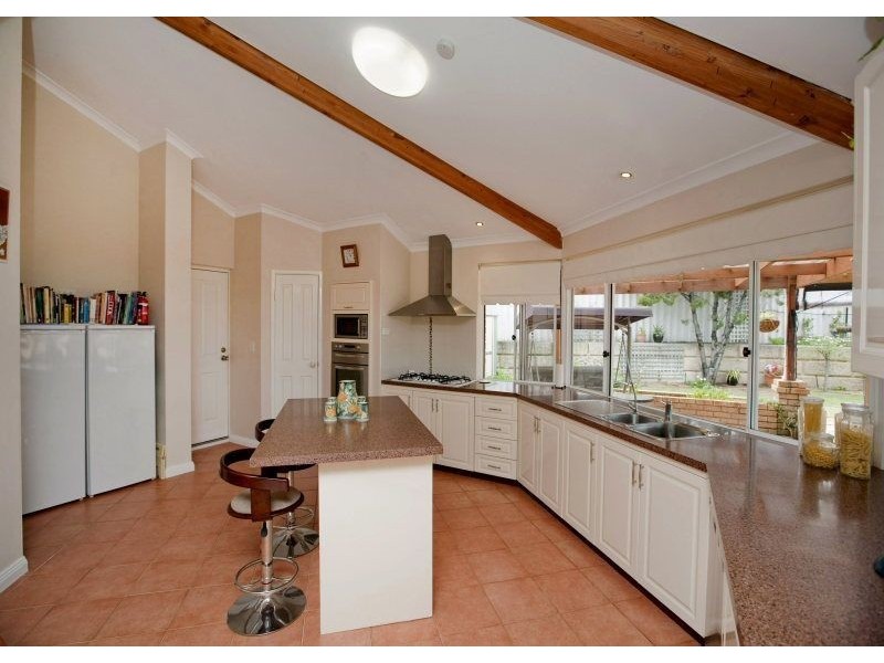 12 Rosneath Terrace, Kinross WA 6028