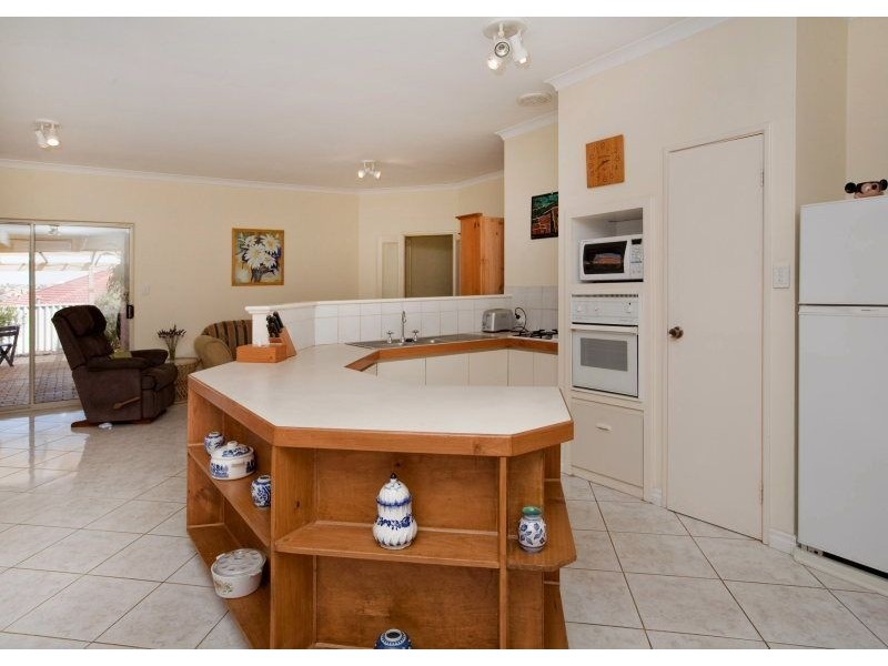 10 Glendevon Turn, Kinross WA 6028