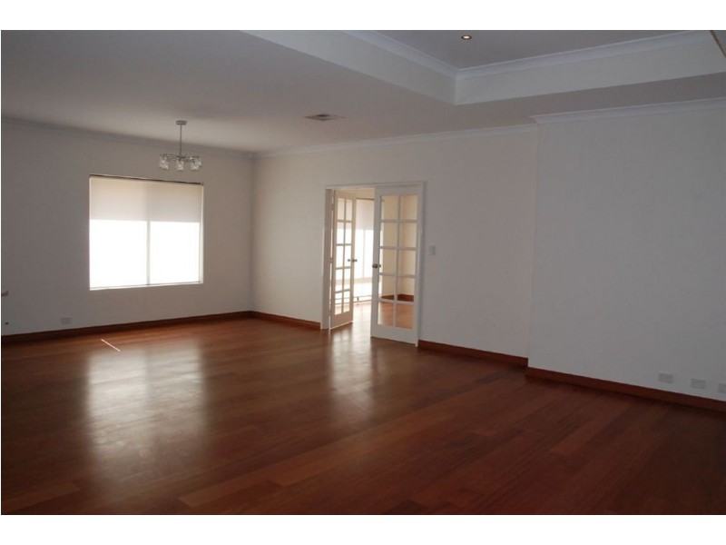 15 Hopewell Pass, Carramar WA 6031