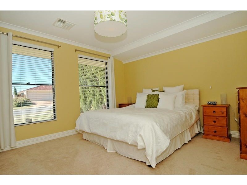 8 Annandale Circle, Kinross WA 6028