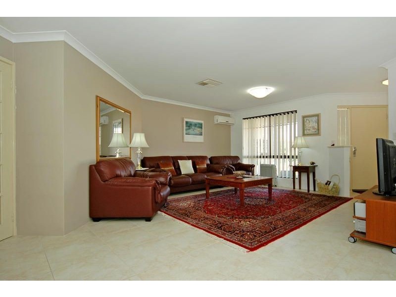 25 Allanbi Circle, Carramar WA 6031