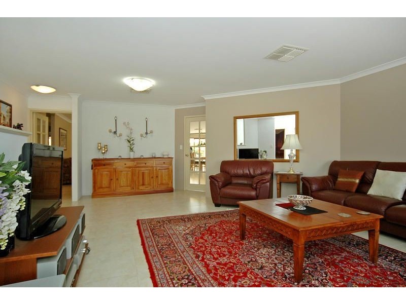 25 Allanbi Circle, Carramar WA 6031