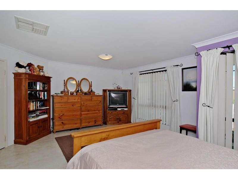 25 Allanbi Circle, Carramar WA 6031
