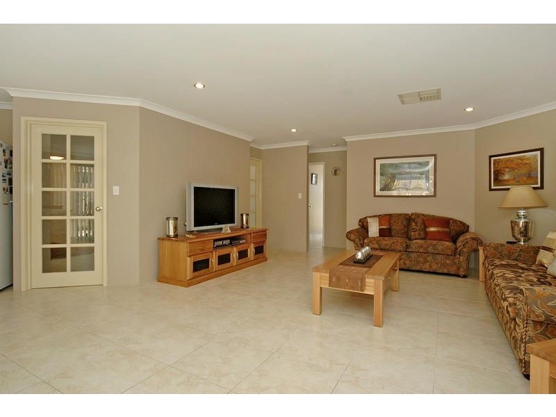 25 Allanbi Circle, Carramar WA 6031