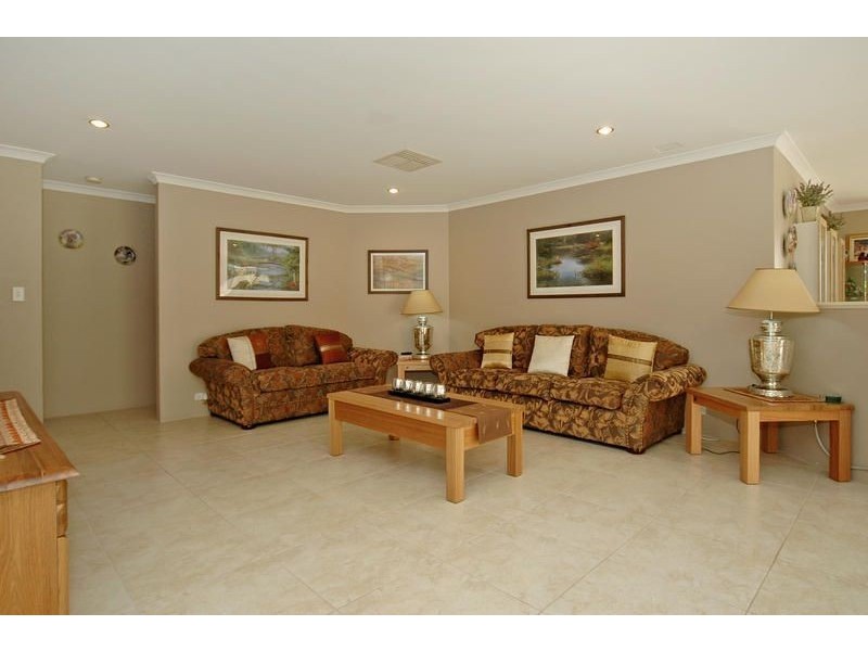 25 Allanbi Circle, Carramar WA 6031