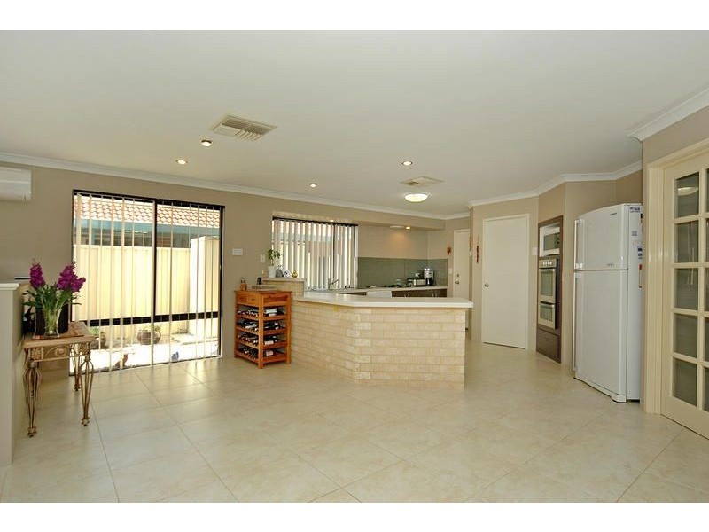 25 Allanbi Circle, Carramar WA 6031