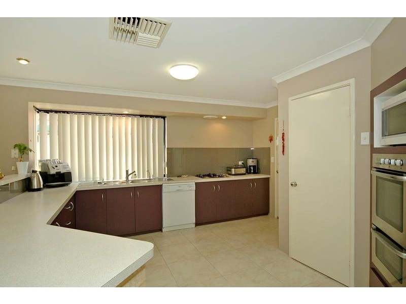 25 Allanbi Circle, Carramar WA 6031
