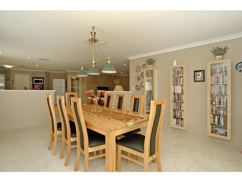 25 Allanbi Circle, Carramar WA 6031