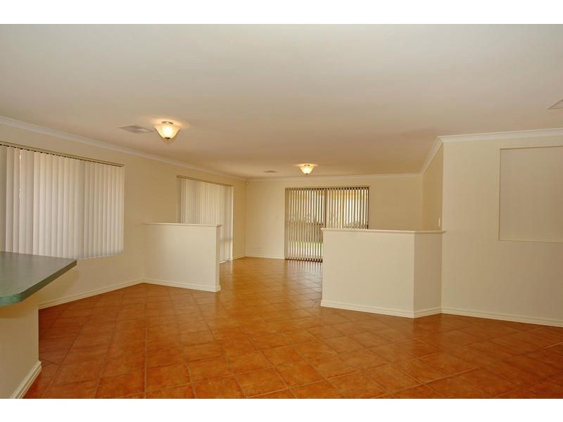 25 Lynnburn Pass, Carramar WA 6031