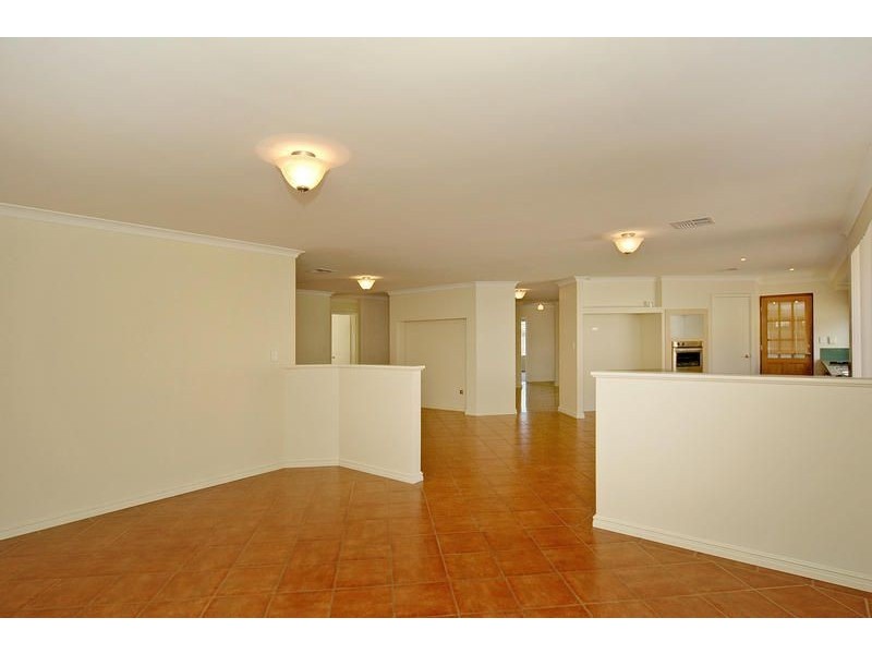 25 Lynnburn Pass, Carramar WA 6031