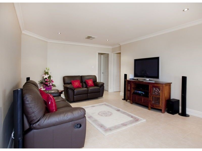 2 Midlothian Crescent, Kinross WA 6028