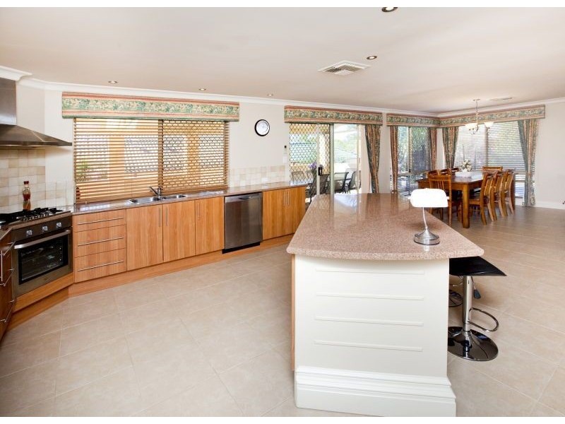 2 Midlothian Crescent, Kinross WA 6028