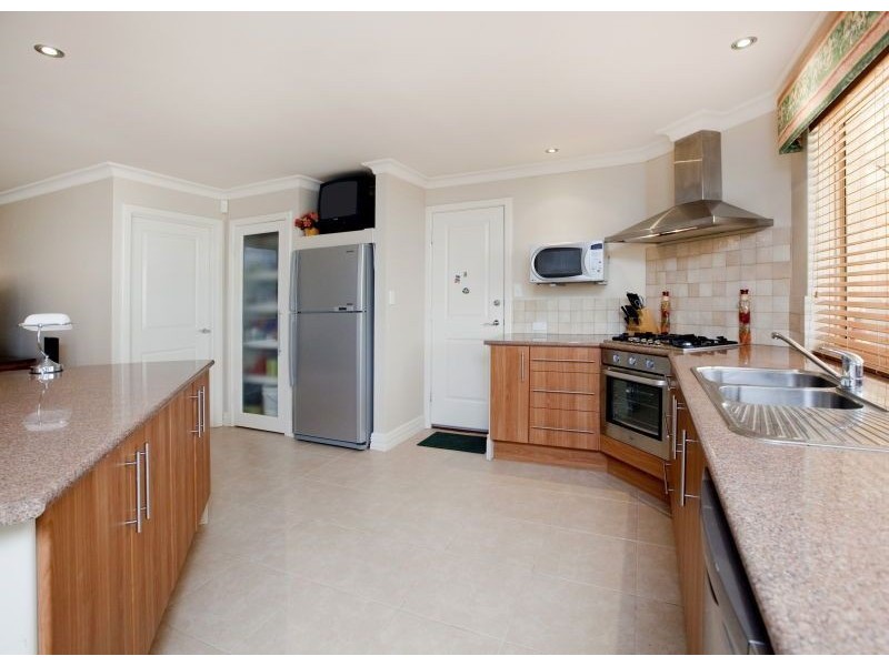 2 Midlothian Crescent, Kinross WA 6028