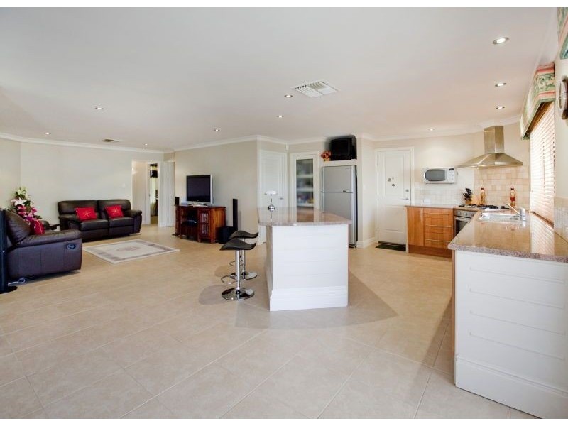 2 Midlothian Crescent, Kinross WA 6028