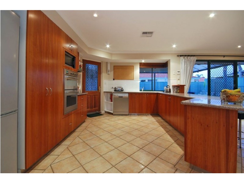 16 MacNaughton Crescent, Kinross WA 6028