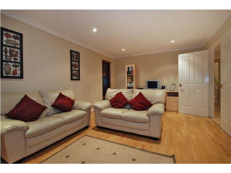 16 MacNaughton Crescent, Kinross WA 6028