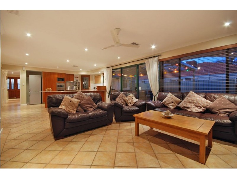 16 MacNaughton Crescent, Kinross WA 6028